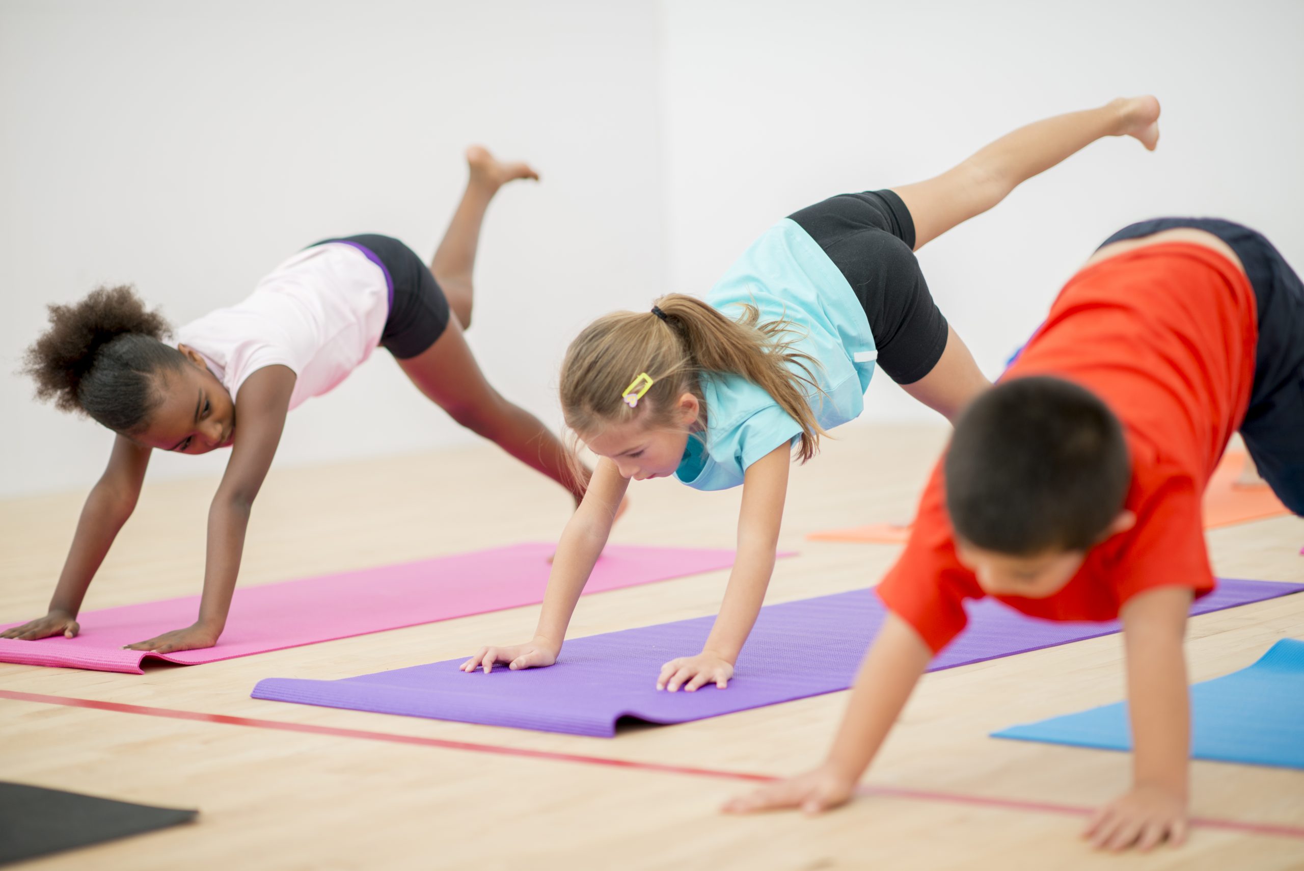 Квадробика дома. Гимнастические упражнения для детей. Йога для детей. Занятие по йоге для детей. Упражнения для йоги для детей.